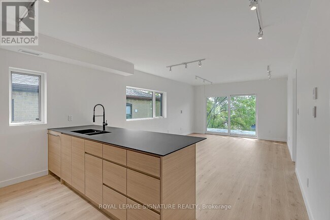 Photo du bâtiment - 1254 Davenport Rd