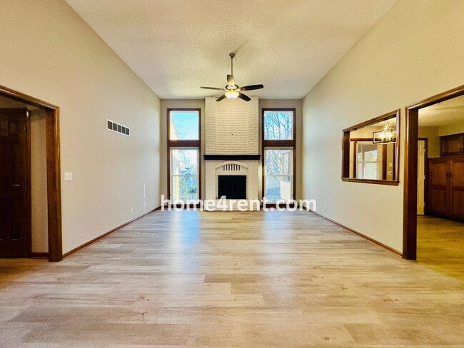 Foto del edificio - Gorgeous Duplex in Overland Park w/ SS App...