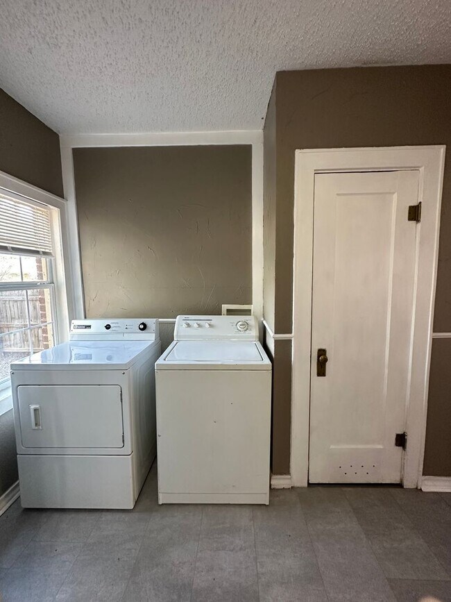 Foto del edificio - Charming 2 bed 1 bath home MOVE IN READY!