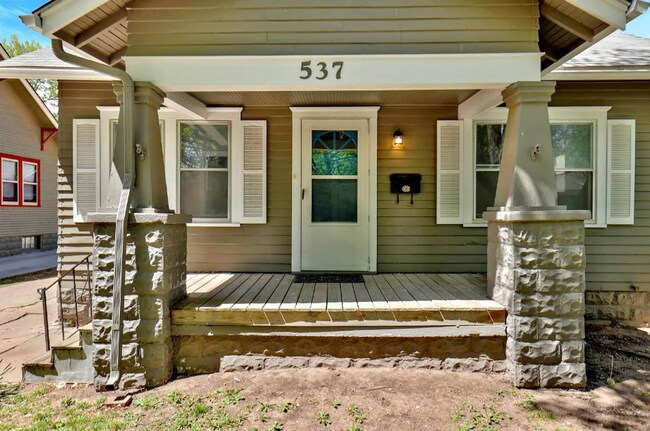 Foto del edificio - Cute 2 bedroom house near in a great neighborhood, close to shopping, restaurants, and easy highw...