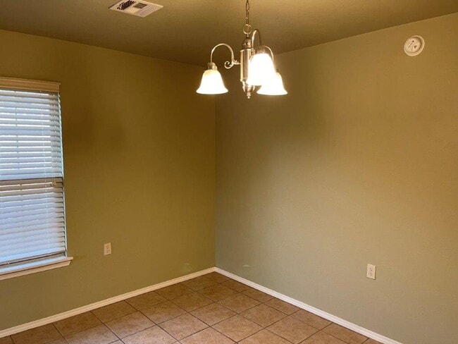 Building Photo - 2 bed Senior Living with All appliances an...