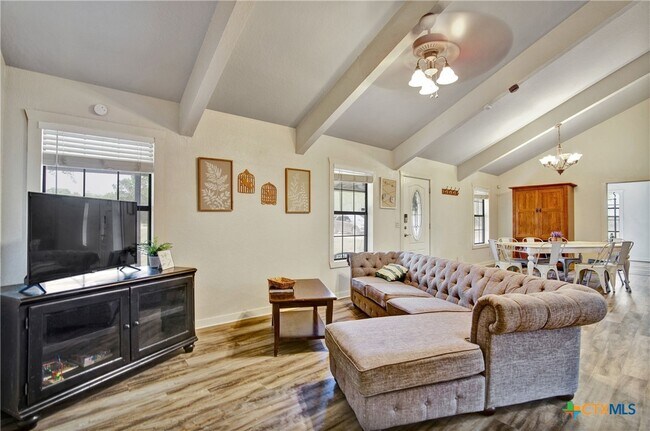 Foto del edificio - 818 Fawn River Dr