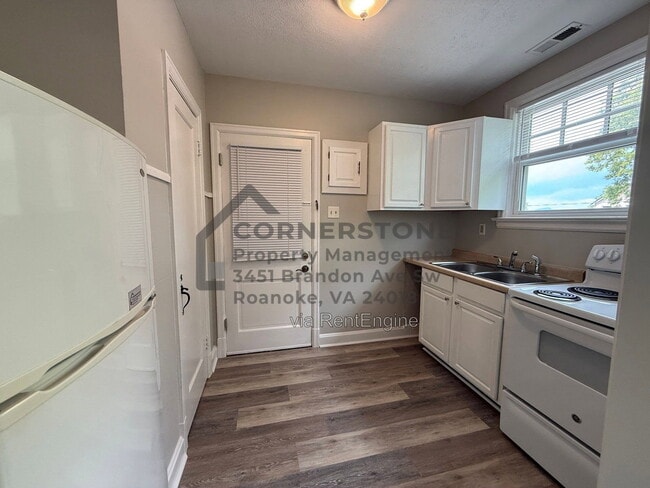 Building Photo - 353 Highland Ave SW