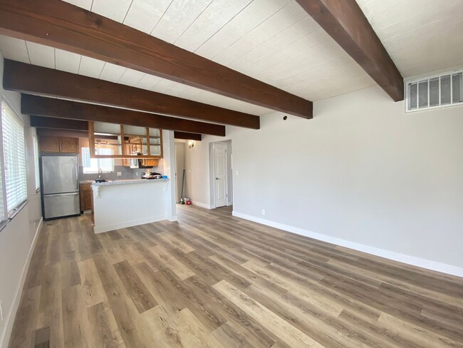 Building Photo - Beautiful and Bright Santa Cruz Home Comin...