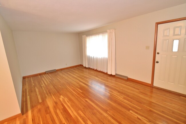 Foto del edificio - Don't let this pass you by! 3BR, att gar, ...