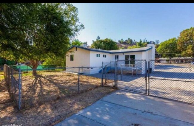 Foto del edificio - 8861 Olive Dr