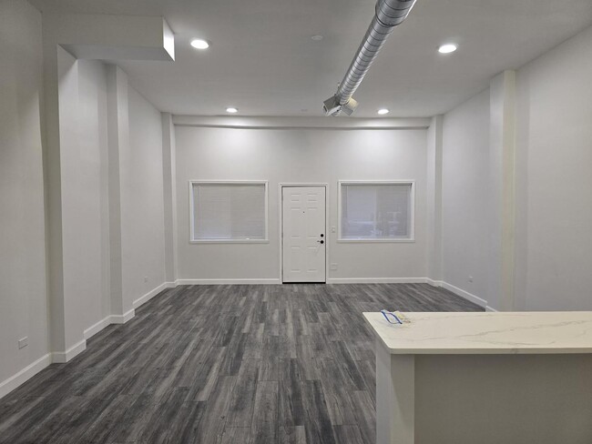Building Photo - 6406 N Mozart St