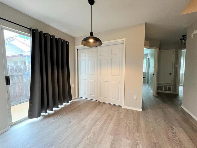 Foto del edificio - 12214 Thompkins Dr