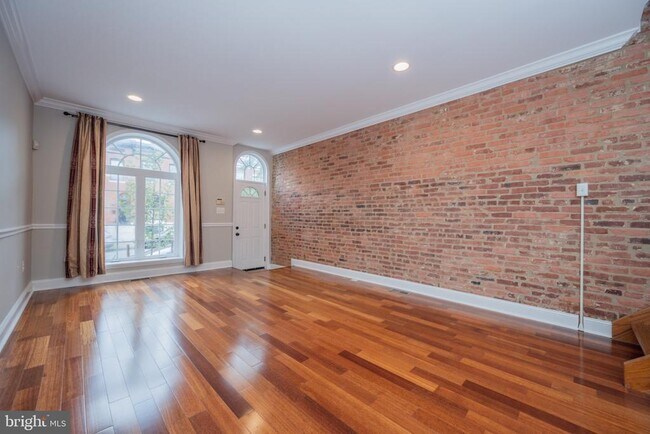 Building Photo - 226 S East Ave