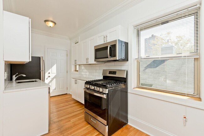 Foto del edificio - One Bedroom Apartment Near the Lakefront