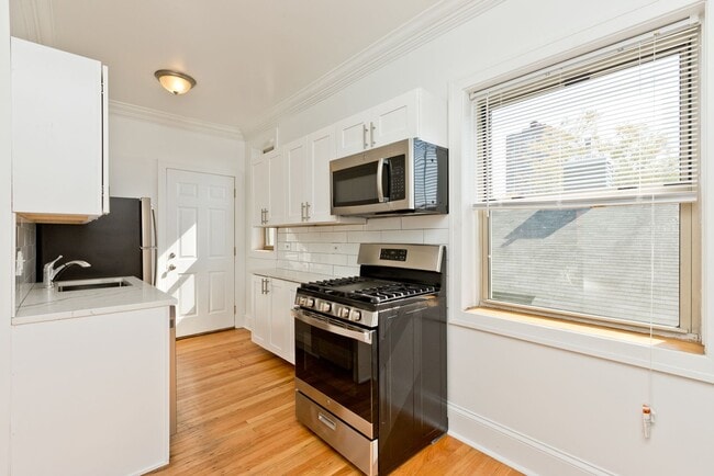 Building Photo - One Bedroom Apartment Near the Lakefront