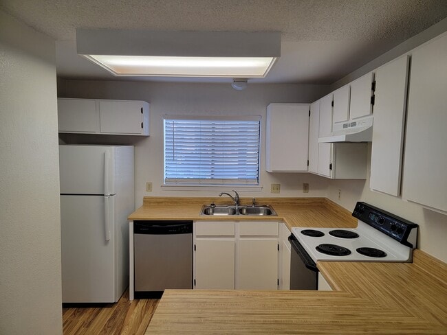 Building Photo - 8635 Clay St