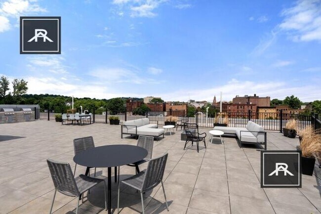 Foto del edificio - 3 bedroom in Brookline MA 02445