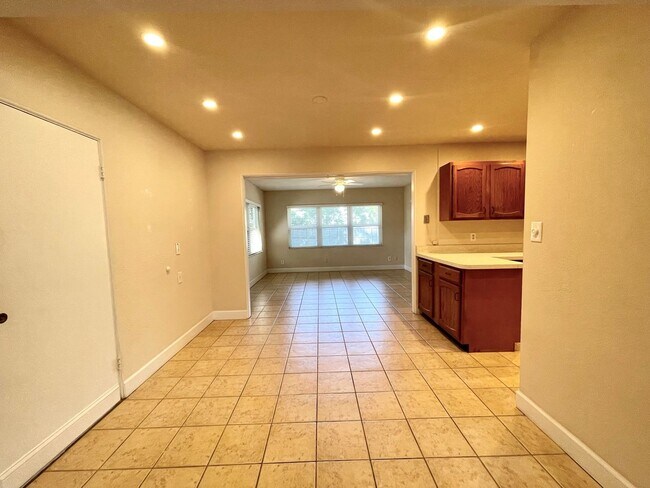 Building Photo - Cute 2/1.5 Quaint Bungalow with Single Garage in Winter Park right off Lee Road!