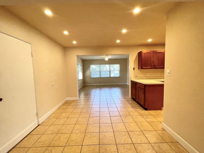 Foto del edificio - Cute 2/1.5 Quaint Bungalow with Single Garage in Winter Park right off Lee Road!