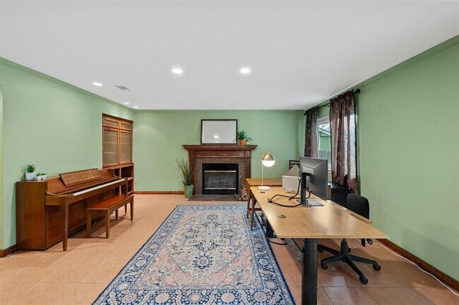 Building Photo - 8401 Los Ranchos Dr