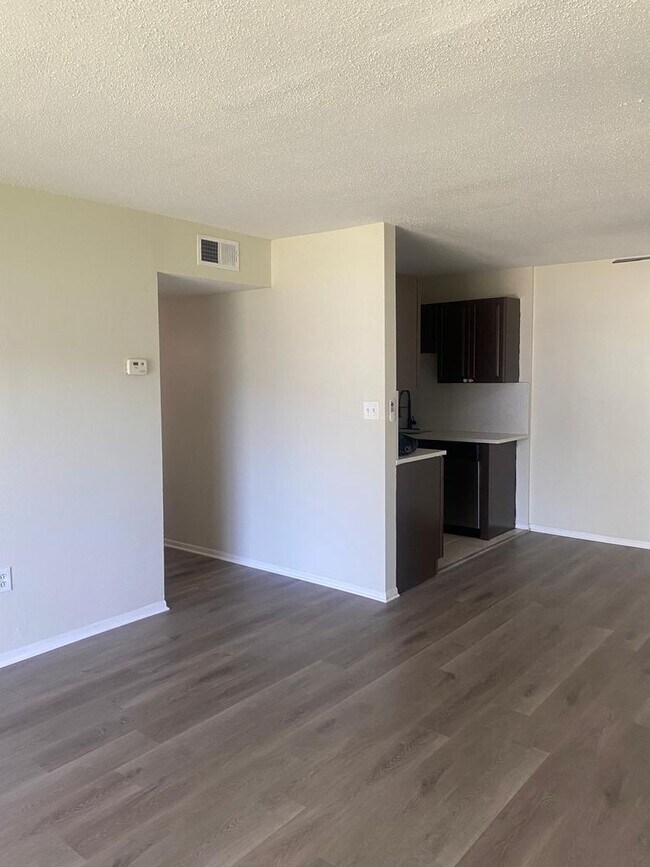 Building Photo - ? Beautiful and move-in ready condo!