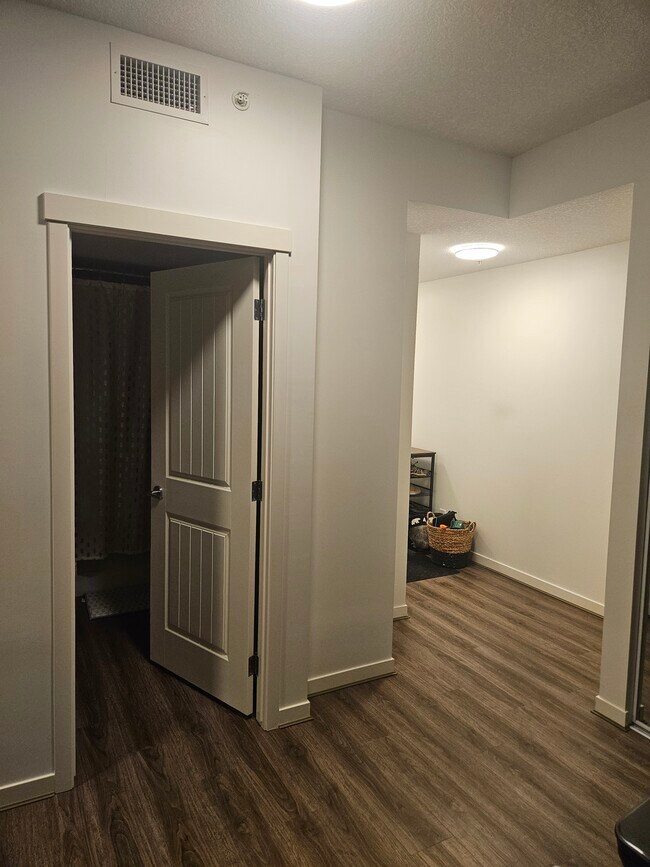 Building Photo - 10215 95 St NW