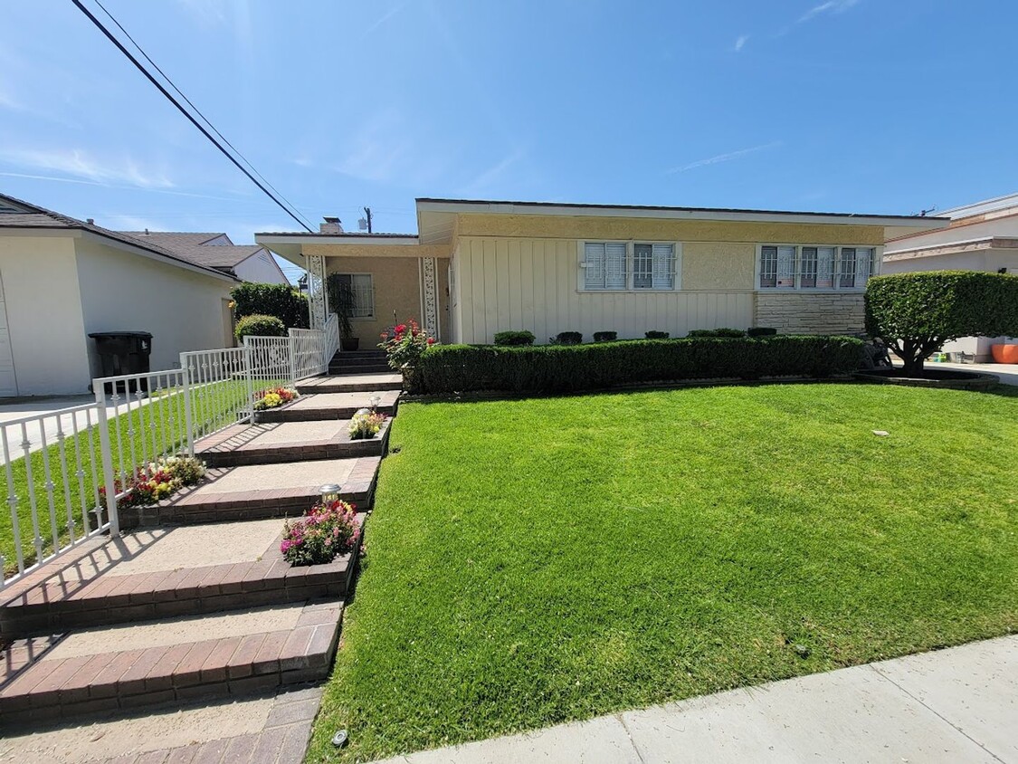 Primary Photo - SPACIOUS 3BD/2BA WITH GARAGE, LAUNDRY AND ...