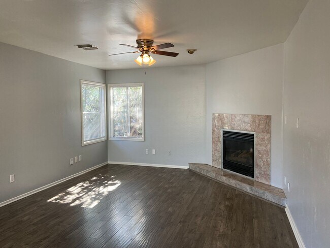 Foto del edificio - Oleander home with a HUGE shop!