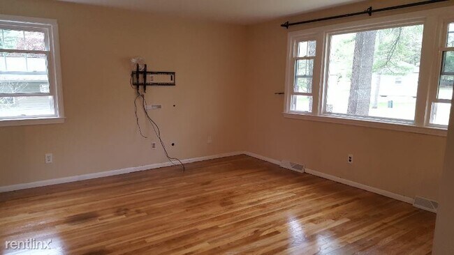 Foto del edificio - 4 br, 1.5 bath House - 12 Northgate Rd