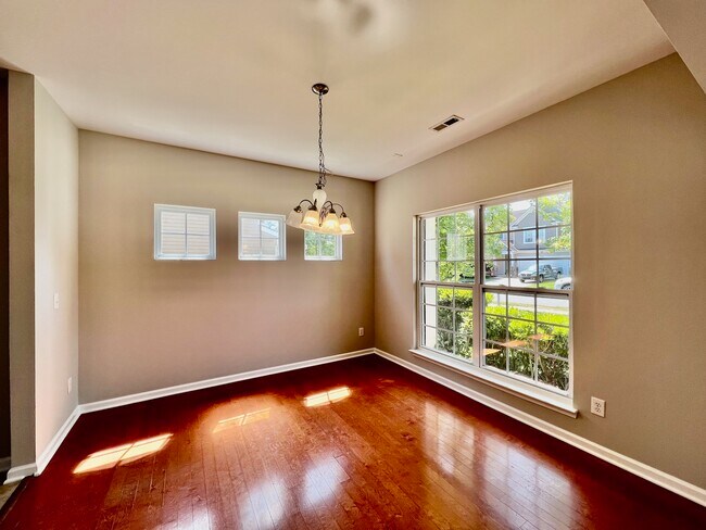 Foto del edificio - 10311 Dominion Village Dr