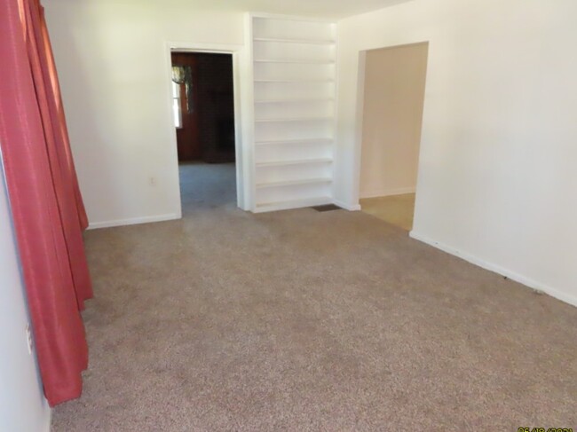 Building Photo - 305 Hilltop Ln
