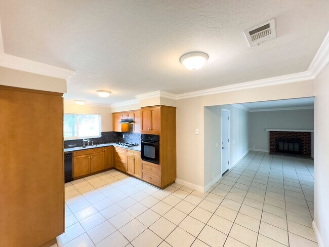 Building Photo - 4 Bedroom 2 bath House in Tri-City area of...