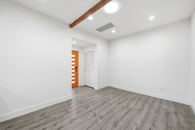 Building Photo - 156 1/2 S Pecan St