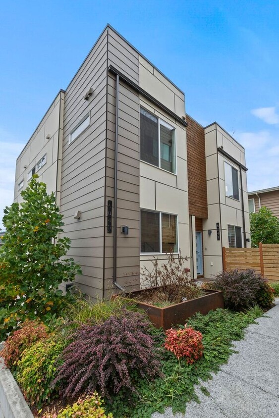 Primary Photo - Unique West Seattle Townhome with Air Cond...