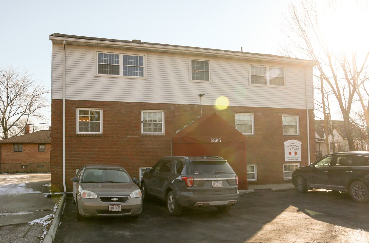 Building Photo - 5885 State Rd