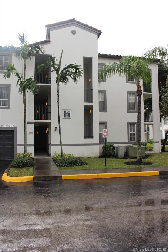 Foto principal - 4460 NW 107th Ave