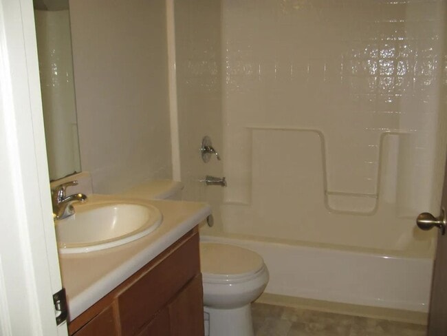 Building Photo - Summertree Lane 4 Plex
