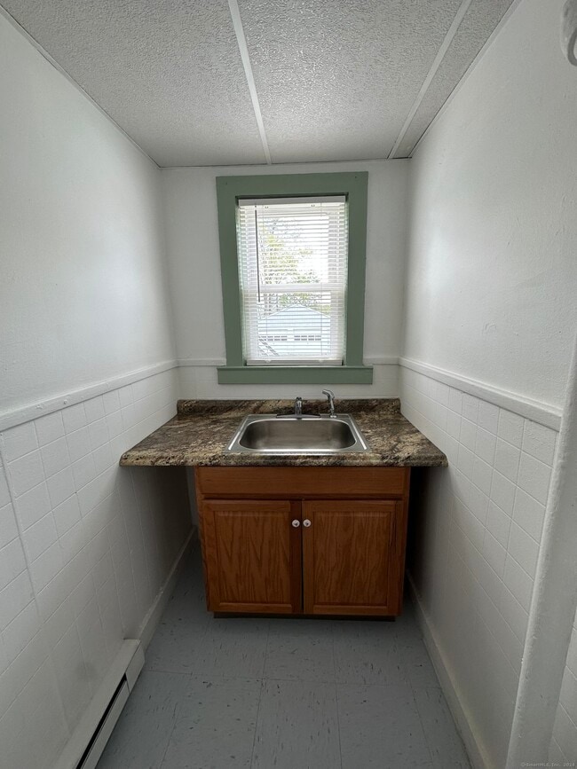 28 St Unit 1, Wallingford, CT 06492 Room for Rent in