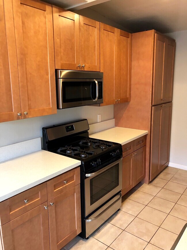 Kitchen - 4035 Chamoune Ave