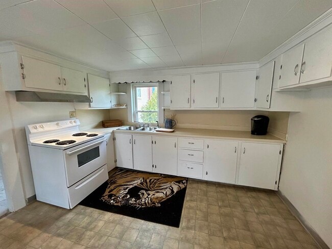 Building Photo - 61 Silver St