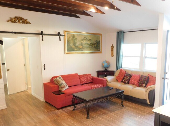 Building Photo - Beautifully Remodeled South side Cottage N...