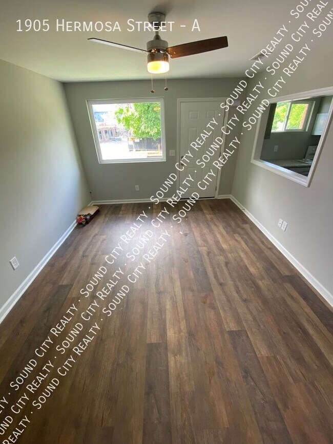 Building Photo - AVAILABLE NOW!! Across from Fisk Universit...