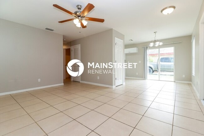 Foto del edificio - 3 Bedroom Pet-Friendly Home in Fort Myers, FL with Main Street Renewal