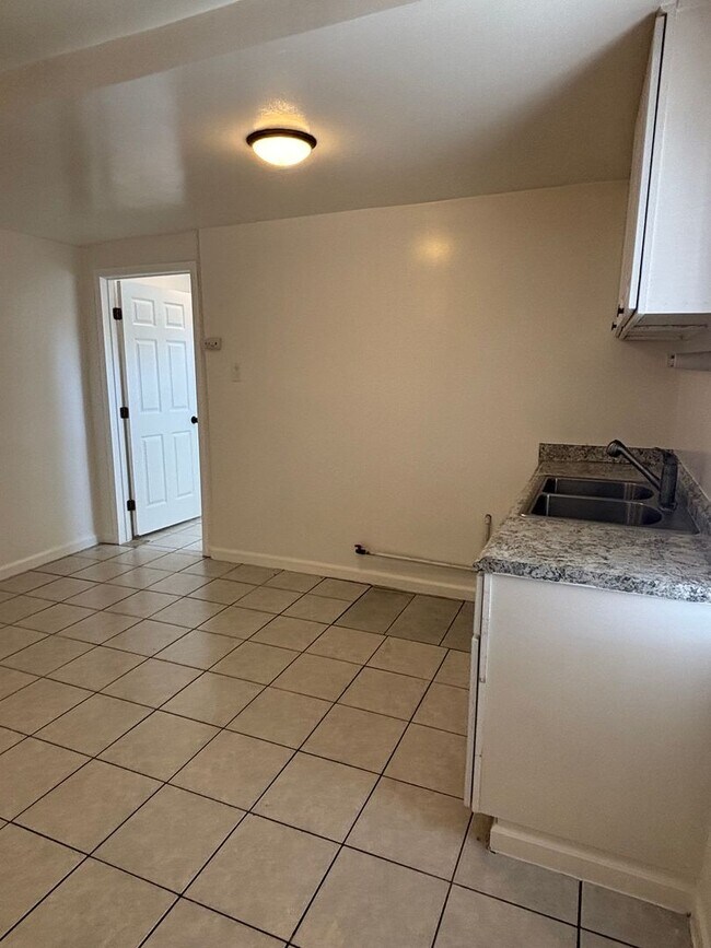 Foto del edificio - Beautiful 1 Bed Backhouse Available Now!