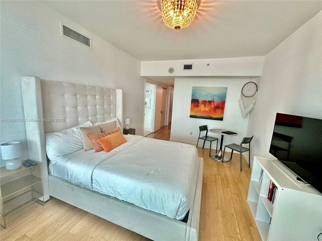 Foto del edificio - 350 S Miami Ave