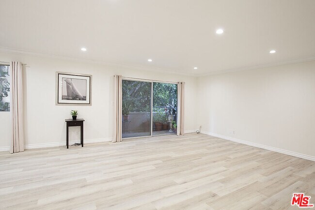 Foto del edificio - 6708 Hillpark Dr