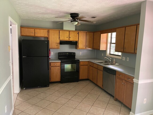 Building Photo - 2827 Lakeview Dr