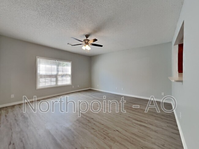 Foto del edificio - 8640 Thomas Ln