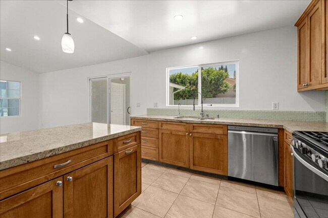 Building Photo - Updated 3-Bedroom Pool Home with Open Layo...