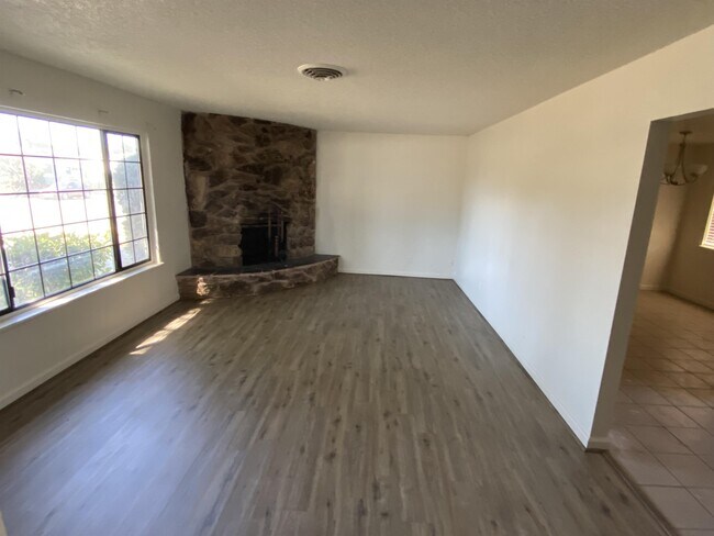 Building Photo - 3015 Clearview Dr