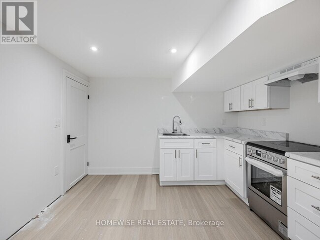 Building Photo - 21 Raeburn Ave