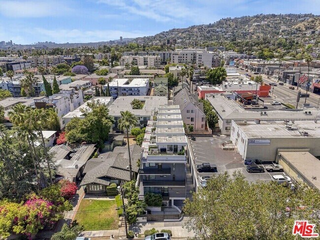 Foto del edificio - 1447 N Martel Ave