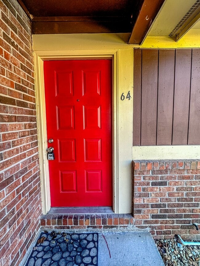 Building Photo - Renovated townhome in Great Alpharetta location