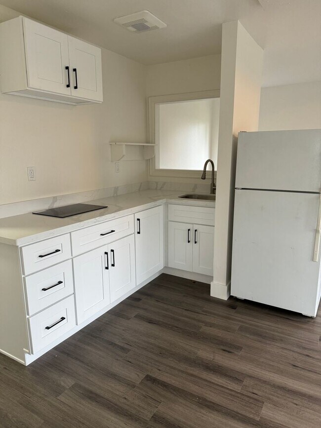 Building Photo - Hartz Property Management presents 1035 Mo...